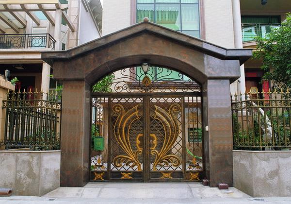 铁门可否装嵌兽头牌？