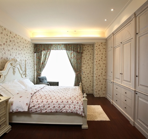 卧室衣柜摆设风水在家居卧室风水中地位次于床，它占据着较大的立体空间。我们知道，夫妻和睦长久离不开合理的风水布局，所以衣柜的摆设当然马虎不得，衣柜布局的合理的话，可以令主人情绪安静平和，布局不当则令人产生莫名的惆怅。      卧室衣柜摆设风水   衣柜最好离床位有一段空间间隔，一来可利于主人起居，上下床时避免磕碰;二来是床的上空不宜存在带有压迫感的物品，这样在床上休息的人才能身心愉快。因为衣柜形状高大，不宜紧贴床位摆放，以免在卧室主人休息时形成压迫感对其糊口休息不利，从而影响身心健康。       如果卧室门窗朝北，采光和透风较差，最好选用浅色系的衣柜。衣柜应尽量摆放在墙角阴暗处，不要摆放在窗户或者卧室门旁边。这样可以避免衣柜遮挡光线，让卧室变得更阴暗。假如卧室采光透风很好，衣柜色调上则没有过多讲究，但是最好不要选择表面镶嵌太多反光金属和玻璃的衣柜。     一些带卫生间的卧室，假如卫生间门正对床铺，可以利用衣柜进行阻隔。由于卫生间的下水管、马桶的气流很不乱，加上过重的潮气，轻易让人健康受到影响。用衣柜进行距离，可以让卧室气场和谐，利于平衡情绪。     一些业主会在面积较大的卧室里，划分出单独的区域作为衣帽间。对于这个大“衣柜”而言，最忌讳的是里面摆放旧书杂物。由于衣帽间内面积不大，往往导致透风不好。假如里面杂乱无章，长期如斯就会产生阴湿之气，影响卧室里空气畅通流畅，进而影响主人的心情，甚至是主人理性的思索能力。     一些带有镜面的衣柜避免选用。有的衣柜外面会配有一块穿衣镜，而且镜子的面积较大。传统文化以为，衣柜的镜子不能对着床头，否则会对睡眠有不利影响。镜子也不能对着卧室的窗户，这样会使光线杂乱，从而产生不利于家居的气场，使家人情绪难以安宁。另外，镜子也不能对着卧室门。传统文化中，开门见镜子的布局往往只泛起在机关单位、学校等公家场所，像卧室这样私密的场所，开门见镜则象征隐私被外界窥探。     卧室衣柜收纳衣物，功能简约，衣柜不能过大，不然会压迫床，一些主人睡眠，造成无形压力，匹配最重要，这就是卧室衣柜摆设风水的精髓。